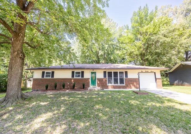Photo 1 of Single family home for sale at 127 Creekside Dr, Collinsville, IL 62234 | MLS# 24049846 | Listing updated on 2025-03-19