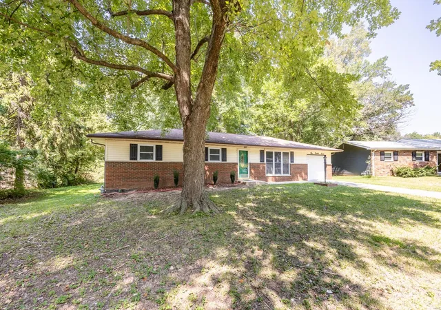 Photo 2 of Single family home for sale at 127 Creekside Dr, Collinsville, IL 62234 | MLS# 24049846 | Listing updated on 2025-03-19
