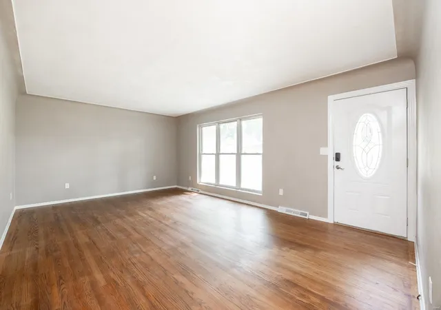 Photo 2 of Single family home for sale at 127 Creekside Dr, Collinsville, IL 62234 | MLS# 24049846 | Listing updated on 2025-03-19