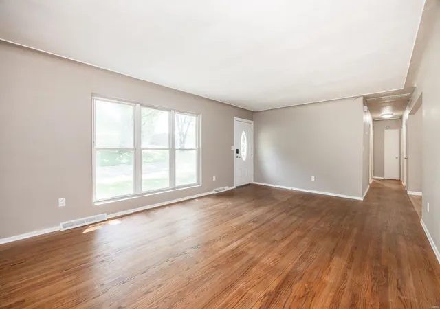 Photo 3 of Single family home for sale at 127 Creekside Dr, Collinsville, IL 62234 | MLS# 24049846 | Listing updated on 2025-03-19