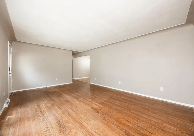 Photo 4 of Single family home for sale at 127 Creekside Dr, Collinsville, IL 62234 | MLS# 24049846 | Listing updated on 2025-03-19