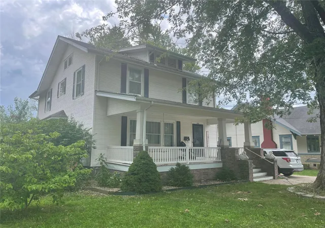Photo 1 of Single family home for sale at 409 S Center, Shelbina, MO 63468 | MLS# 24050355 | Listing updated on 2024-09-20