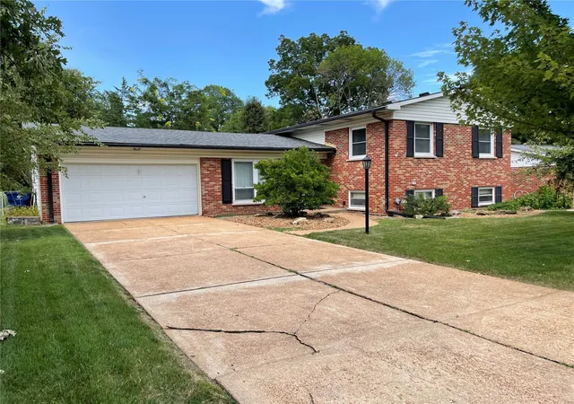 Photo 1 of Single family home for sale at 609 Fox Creek Ct, Saint Louis, MO 63126 | MLS# 24050464 | Listing updated on 2024-10-21