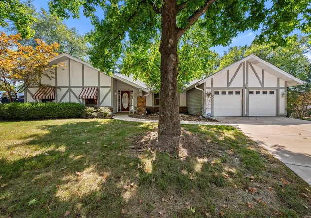 Photo 2 of Sale Pending at 5 Hobbs Mill, Saint Charles, MO 63303 | MLS# 24050601 | Listing updated on 2024-09-30