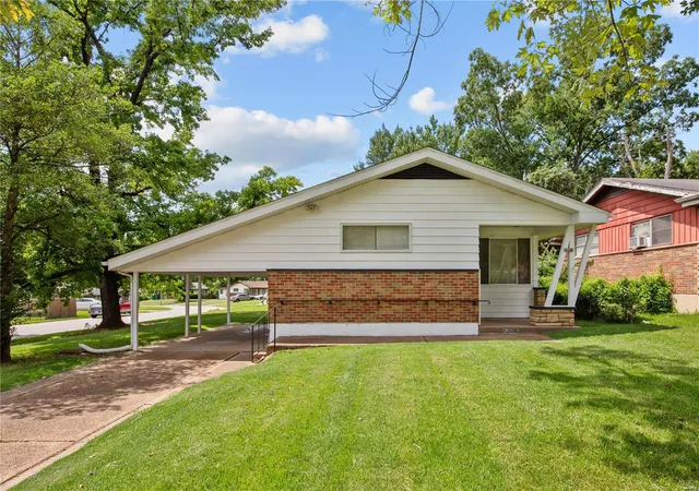 Photo 2 of Sale Pending at 9953 Duke Dr, Saint Louis, MO 63136 | MLS# 24051121 | Listing updated on 2025-03-05