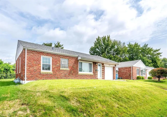 Photo 3 of Sale Pending at 9517 Reavis Barracks Rd, Saint Louis, MO 63123 | MLS# 24051394 | Listing updated on 2024-09-29
