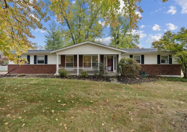 Photo 1 of Sale Pending at 4927 Dorsie Dr, Saint Louis, MO 63128 | MLS# 24051634 | Listing updated on 2024-12-13
