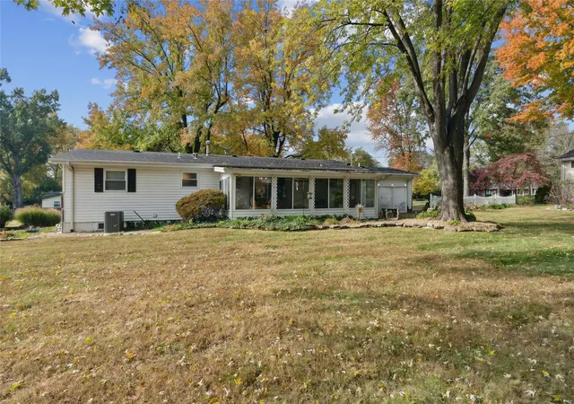 Photo 3 of Sale Pending at 4927 Dorsie Dr, Saint Louis, MO 63128 | MLS# 24051634 | Listing updated on 2024-12-13