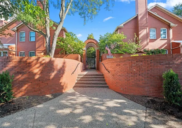 3rd image of 4525 Laclede Ave, St. Louis, MO 63108