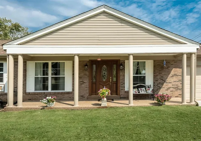 Photo 3 of Sale Pending at 3511 Royal Hills Dr, Saint Louis, MO 63129 | MLS# 24051893 | Listing updated on 2024-09-20