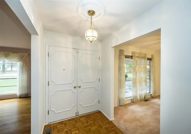 Photo 3 of Sale Pending at 1527 Craig Rd, Saint Louis, MO 63146 | MLS# 24051945 | Listing updated on 2024-11-25