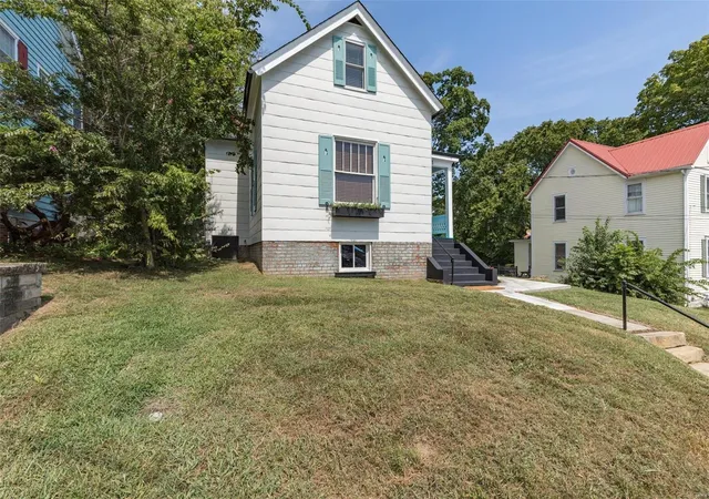 Photo 2 of Single family home for sale at 371 Jefferson St, Sainte Genevieve, MO 63670 | MLS# 24052845 | Listing updated on 2025-03-09