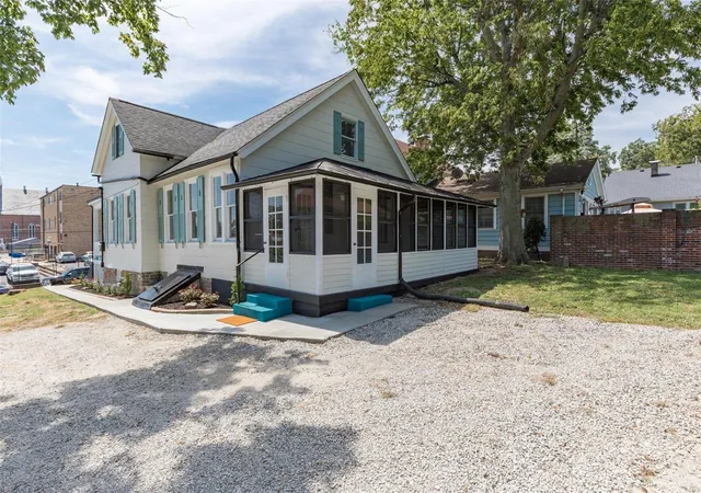 Photo 3 of Single family home for sale at 371 Jefferson St, Sainte Genevieve, MO 63670 | MLS# 24052845 | Listing updated on 2025-03-09