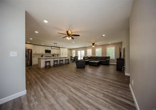 3rd image of 619 Saluki Dr, Marion, IL 62959 | MLS# 24052861