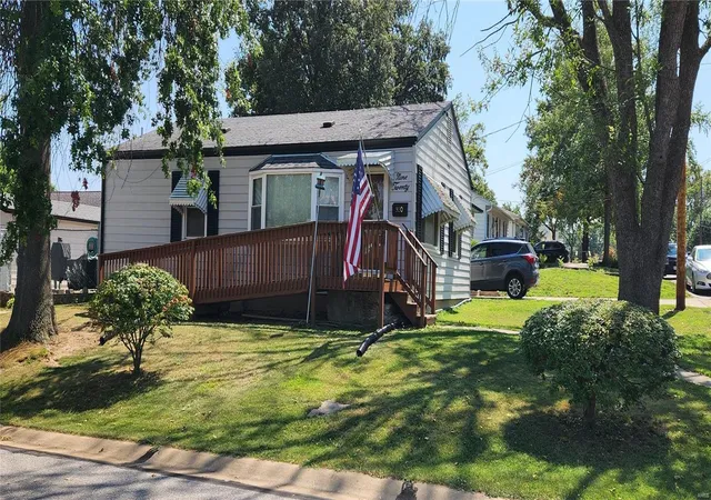 Photo 1 of Sale Pending at 920 Des Peres Dr, Saint Louis, MO 63131 | MLS# 24053804 | Listing updated on 2024-09-18