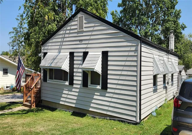 Photo 3 of Sale Pending at 920 Des Peres Dr, Saint Louis, MO 63131 | MLS# 24053804 | Listing updated on 2024-09-18