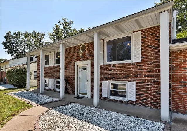 Photo 2 of Sale Pending at 10722 Meath Dr, Saint Louis, MO 63123 | MLS# 24054169 | Listing updated on 2024-09-05