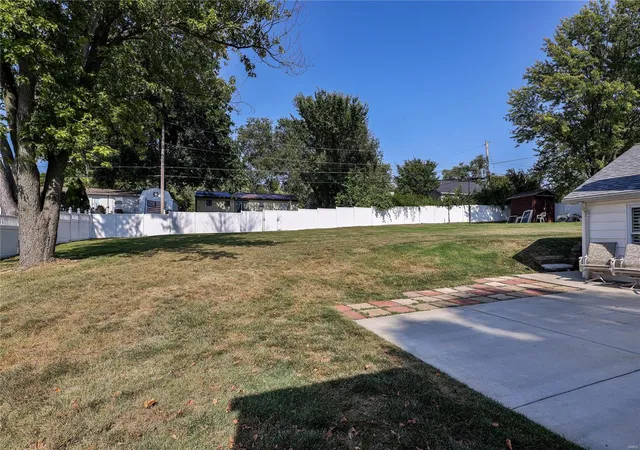 Photo 2 of Sale Pending at 430 Saint Peters Howell Rd, Saint Charles, MO 63304 | MLS# 24054407 | Listing updated on 2024-11-19