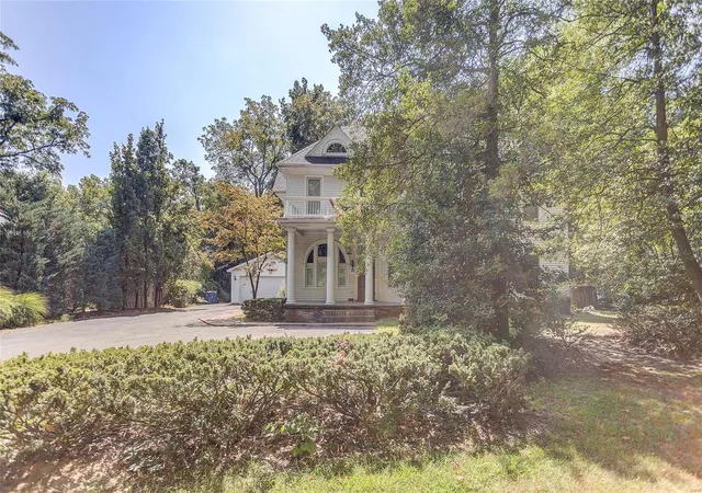 Photo 3 of Single family home for sale at 918 Saint Louis St, Edwardsville, IL 62025 | MLS# 24054726 | Listing updated on 2024-08-29