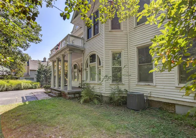 Photo 3 of Single family home for sale at 918 Saint Louis St, Edwardsville, IL 62025 | MLS# 24054726 | Listing updated on 2024-08-29