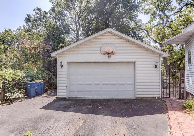 Photo 4 of Single family home for sale at 918 Saint Louis St, Edwardsville, IL 62025 | MLS# 24054726 | Listing updated on 2024-08-29