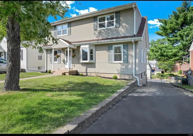 Photo 1 of Sale Pending at 27 Constance Ct, Saint Ann, MO 63074 | MLS# 24054873 | Listing updated on 2024-12-03