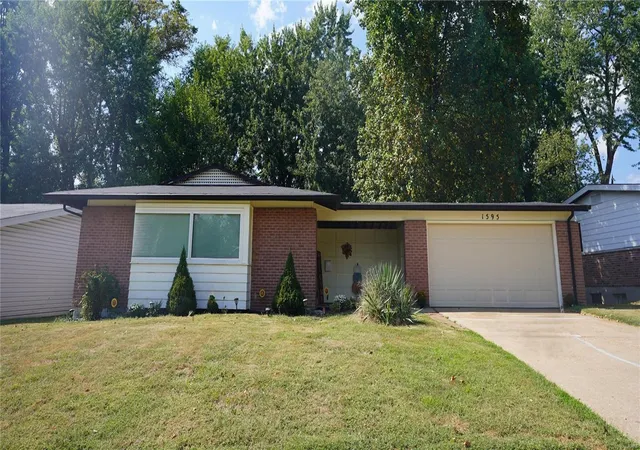 Photo 1 of Single family home for sale at 1595 Gallant Fox, Florissant, MO 63033 | MLS# 24055156 | Listing updated on 2024-11-13