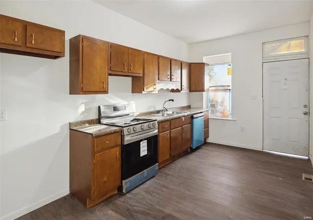 Photo 2 of Townhouse for sale at 3710 Bamberger Ave, Saint Louis, MO 63116 | MLS# 24055410 | Listing updated on 2024-12-17