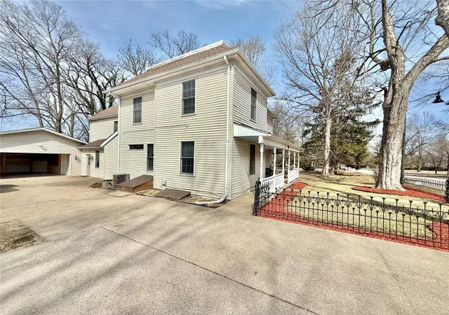 Photo 4 of Single family home for sale at 609 W Columbia St, Farmington, MO 63640 | MLS# 24055532 | Listing updated on 2025-03-09