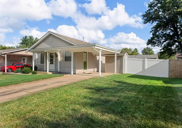 Photo 3 of Sale Pending at 16 Wild Deer Ln, Saint Peters, MO 63376 | MLS# 24055805 | Listing updated on 2024-09-10