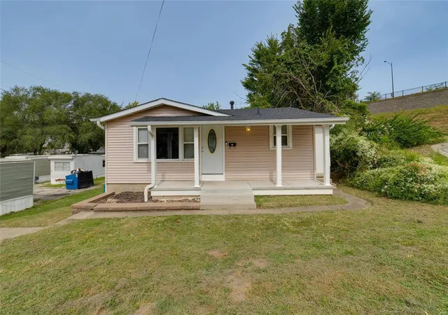Photo 1 of Sale Pending at 721 Cunningham Ave, Saint Charles, MO 63301 | MLS# 24055882 | Listing updated on 2024-09-09
