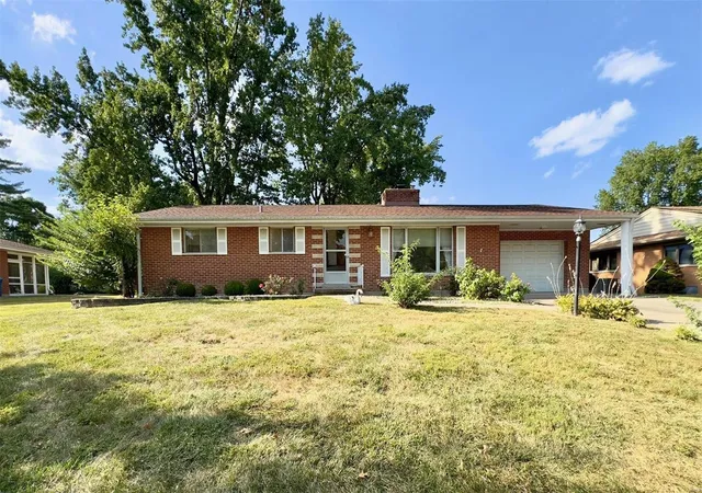 Photo 1 of Sale Pending at 9 Briarwood Ln, Saint Charles, MO 63301 | MLS# 24055915 | Listing updated on 2024-09-08