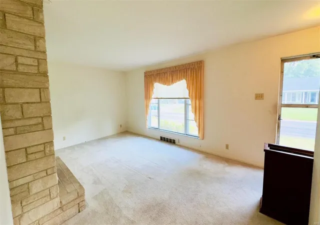 Photo 3 of Sale Pending at 9 Briarwood Ln, Saint Charles, MO 63301 | MLS# 24055915 | Listing updated on 2024-09-08