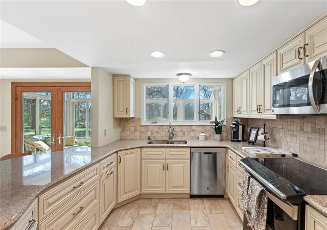 Photo 2 of Single family home for sale at 11342 Saint Paul St, Saint Louis, MO 63141 | MLS# 24055956 | Listing updated on 2024-12-09