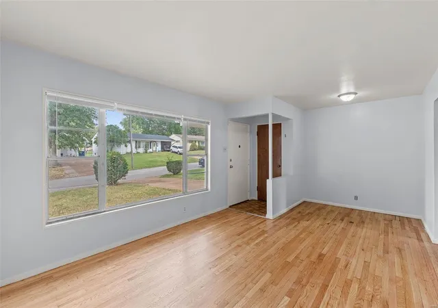 Photo 3 of Sale Pending at 10024 Lakemoor Dr, Saint Louis, MO 63136 | MLS# 24056050 | Listing updated on 2024-09-10