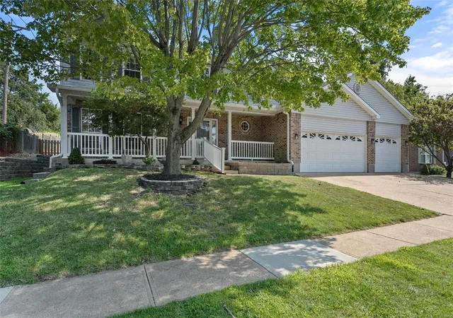 Photo 2 of Sale Pending at 1942 Telford Dr, Saint Louis, MO 63125 | MLS# 24056229 | Listing updated on 2024-09-22