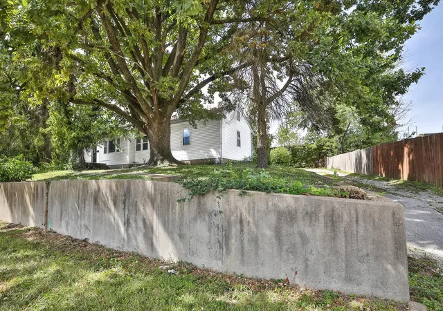 Photo 2 of Sale Pending at 1298 Reavis Barracks Rd, Saint Louis, MO 63125 | MLS# 24056255 | Listing updated on 2024-09-28