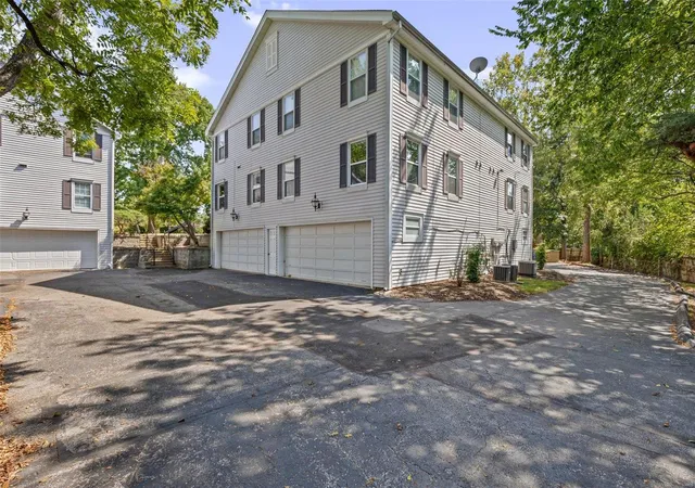Photo 3 of Condo for sale at 805 N Hanley Rd #B, Saint Louis, MO 63130 | MLS# 24056646 | Listing updated on 2024-10-21
