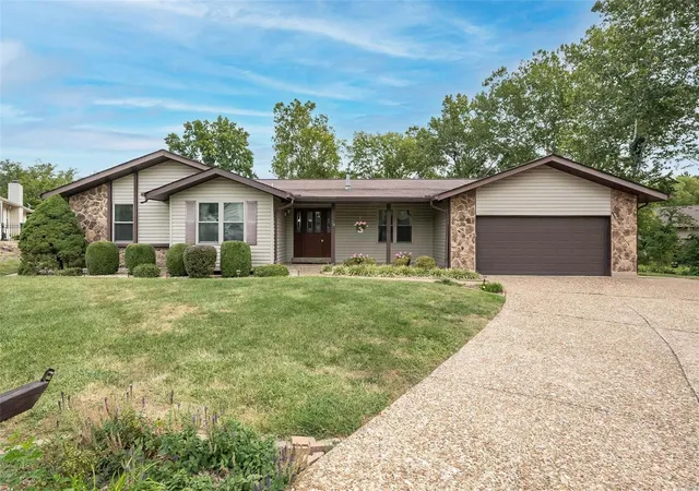 Photo 2 of Sale Pending at 38 Southern Mill Way, Saint Peters, MO 63376 | MLS# 24056687 | Listing updated on 2024-09-10