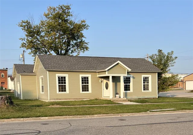 Photo 1 of Single family home for sale at 127 N Wentz St, Montgomery City, MO 63361 | MLS# 24057185 | Listing updated on 2024-11-27