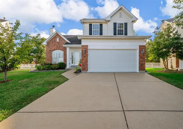 Photo 2 of Single family home for sale at 7 Compass Pointe Ct, Saint Louis, MO 63129 | MLS# 24057294 | Listing updated on 2024-10-01