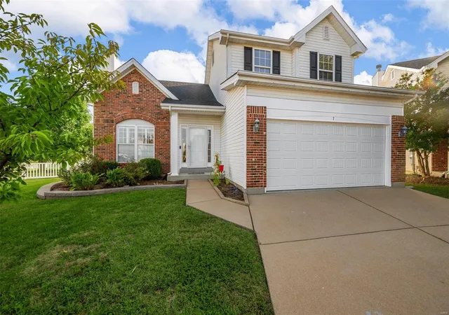 Photo 3 of Single family home for sale at 7 Compass Pointe Ct, Saint Louis, MO 63129 | MLS# 24057294 | Listing updated on 2024-10-01