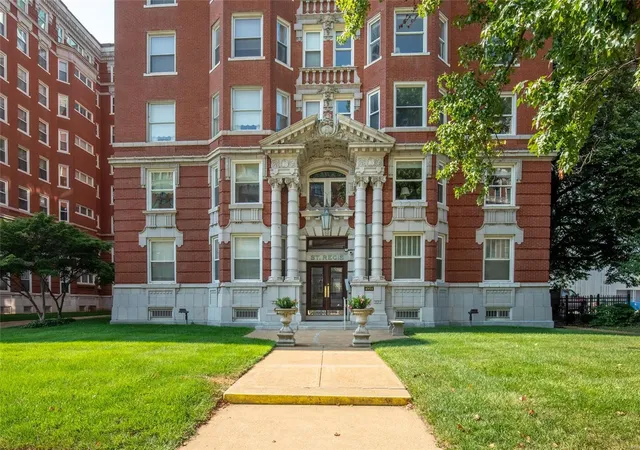 Photo 2 of Condo for sale at 4954 Lindell Blvd #8W, Saint Louis, MO 63108 | MLS# 24057540 | Listing updated on 2024-12-11