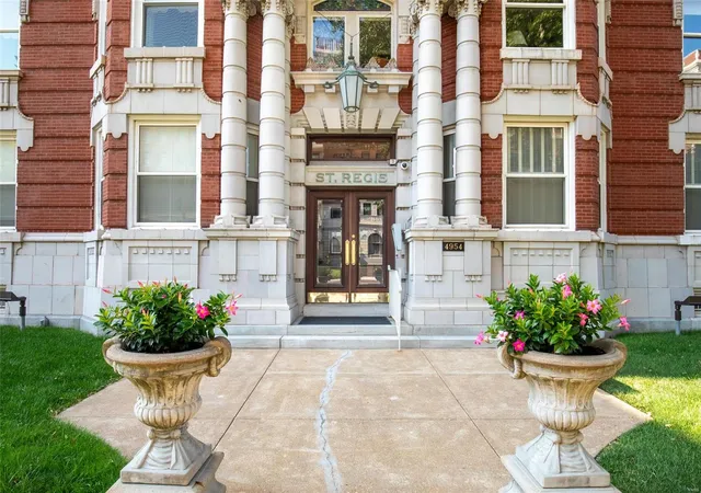 Photo 3 of Condo for sale at 4954 Lindell Blvd #8W, Saint Louis, MO 63108 | MLS# 24057540 | Listing updated on 2024-12-11