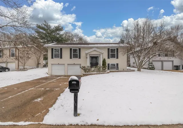 Photo 1 of Sale Pending at 11 Ann Dr, Saint Peters, MO 63376 | MLS# 24057571 | Listing updated on 2024-12-09