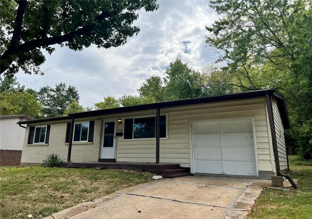 Photo 2 of Sale Pending at 5319 Grove Ave, Saint Louis, MO 63135 | MLS# 24057948 | Listing updated on 2024-11-26