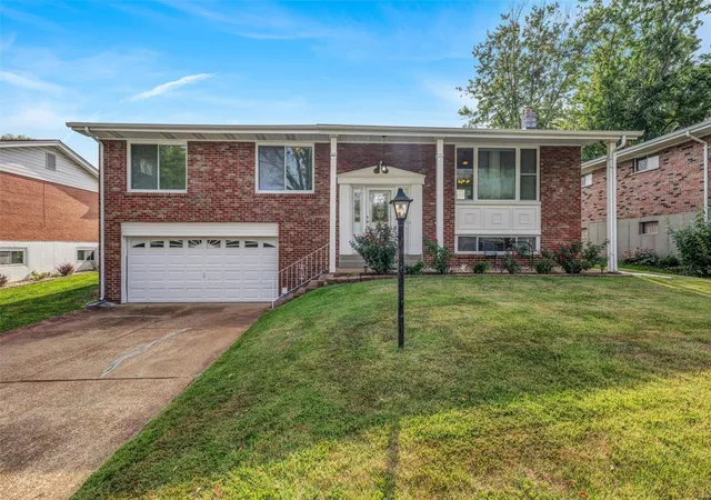 Photo 1 of Sale Pending at 3620 Diamond Head Dr, Saint Louis, MO 63125 | MLS# 24057996 | Listing updated on 2024-12-01