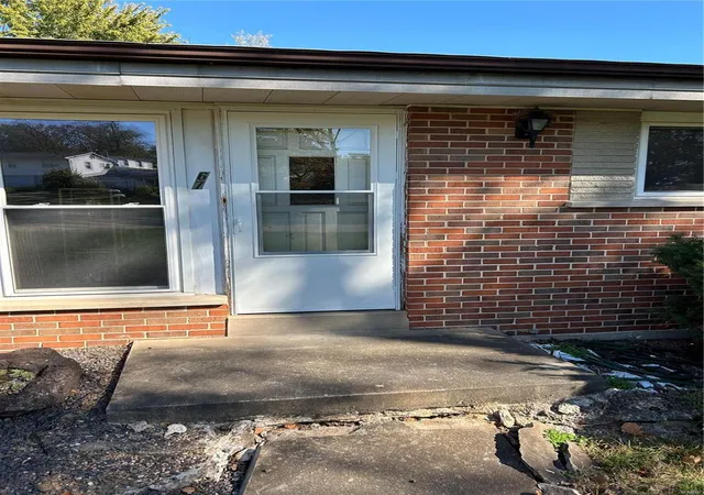 Photo 2 of Sale Pending at 67 Graeler Dr, Saint Louis, MO 63146 | MLS# 24058627 | Listing updated on 2024-11-24