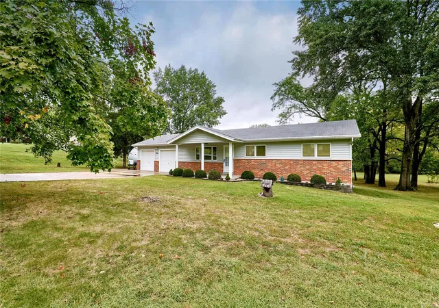 Photo 2 of Sale Pending at 9 Sunrise Ln, Saint Peters, MO 63376 | MLS# 24058659 | Listing updated on 2024-09-27