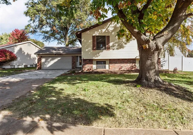 Photo 2 of Single family home for sale at 12817 Sandfield Dr, Saint Louis, MO 63146 | MLS# 24058749 | Listing updated on 2025-03-17